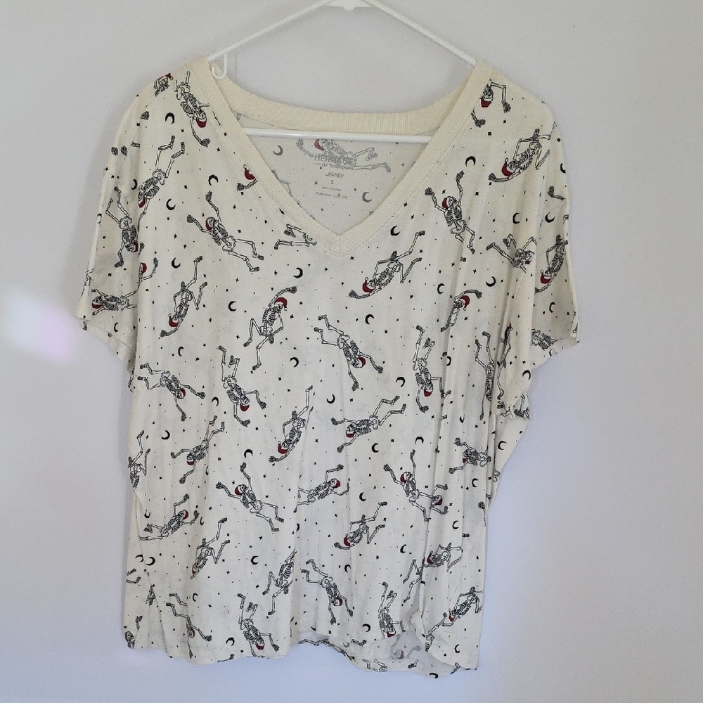 Heritage Jersey Cream It features a skull design and a Santa Claus hat.Print Tee